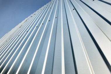 Gümüş depo duvarının alçak açılı görüntüsü. Metal kaplama, doku, yakın çekim