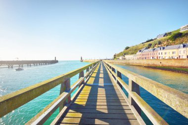 Açık bir günde, beyaz kayalıkların yanındaki deniz fenerine ve Manş Denizi 'ne giden bir yol. Fcamp, Normandiya, Fransa. Mavi gökyüzü, gök mavisi su. Doğa, tarih, geçmiş, ulusal dönüm noktası, gezmek, seyahat.
