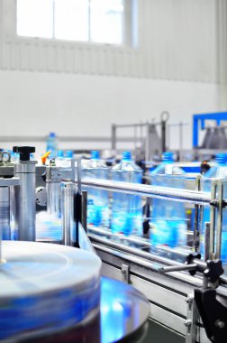 Maden içme suyu üretimi. Fabrikadaki nakliye hattı..