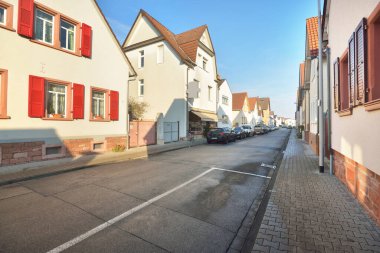 Geleneksel evlerin arasından geçen boş bir sokak. İnsanlar seyahat yasağı ve koronavirüs (COVID-19) salgını nedeniyle evde kalıyorlar. Mainz, Rheinland-Pfalz, Almanya 'daki karantina bölgesi