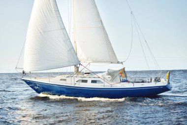 Açık bir Baltık Denizi 'nde, açık bir günde, yakın planda mavi yelkenli yelkenli yelkenli. Riga Körfezi, Letonya. Gezi, spor, eğlence, boş zaman aktiviteleri.