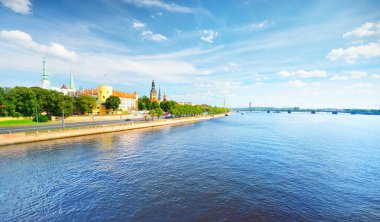 Riga eski kasabası ve Daugava nehri panoramik hava manzaralı. Arka planda köprüler ve televizyon kulesi. Letonya 'da yaz tatili. Ulusal dönüm noktası, kültür ve din, gezi teması