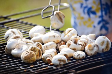 Kömür mantarı ızgarası ve yakın plan sigara. Mutfak, sağlıklı beslenme, yaşam tarzı, organik, vejetaryen, vegan yemekleri, yemek pişirme, yaz tatilleri teması