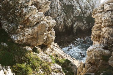 Pointe de Pen-Hir 'in kayalık kıyıları, uçurumlar ve kayalar yakın mesafede. Doğal dokular. Crozon Yarımadası, Britanya, Fransa