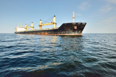 Cebelitarık Boğazı 'nda demirli büyük siyah yük vinci gemisi. Yattan bir manzara. Yaz Atlantik 'i İspanya ve Afrika' ya doğru gidiyor. Açık mavi gökyüzü