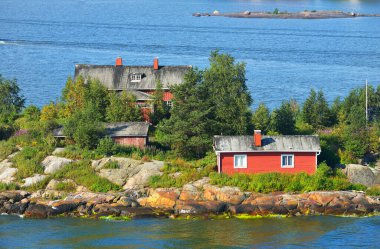 Helsinki, Finlandiya yakınlarındaki Lonna adasının havadan görünüşü. Yeşil ağaçlar, geleneksel ahşap mimari. Seyahat yerleri, yaz tatilleri, boş zaman aktiviteleri.