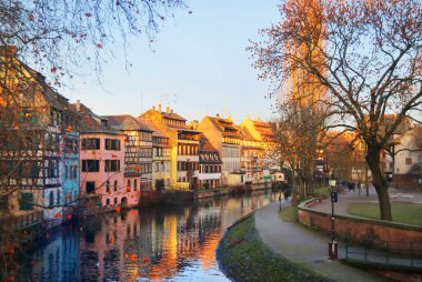Strasbourg 'un mimarisi, eski kasabadaki kanalın panoramik manzarası. Fransa. Seyahat yerleri, işaretler, turistik yerler, tarih, kültür. COVID-19 salgını yüzünden kimse yok, tecrit