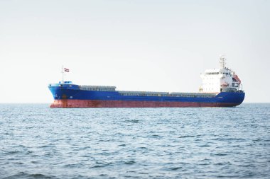 Cebelitarık Boğazı 'nda demirli büyük mavi bir kargo gemisi. Yat manzaralı, yakın plan. Yaz Atlantik 'i İspanya ve Afrika' ya doğru gidiyor. Açık mavi gökyüzü