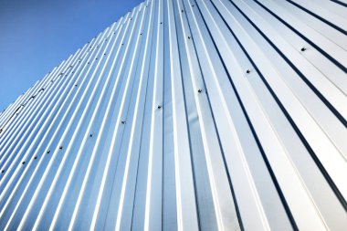 Gümüş depo duvarının alçak açılı görüntüsü. Metal kaplama, doku, yakın çekim