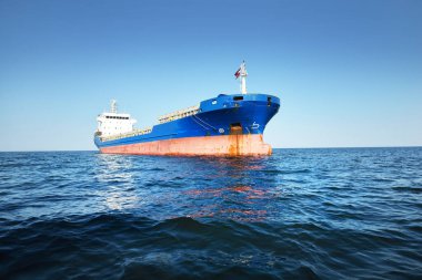 Cebelitarık Boğazı 'nda demirli büyük mavi bir kargo gemisi. Yat manzaralı, yakın plan. Yaz Atlantik 'i İspanya ve Afrika' ya doğru gidiyor. Yük taşımacılığı, lojistik, küresel iletişim teması