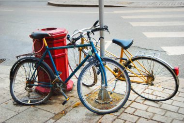 Eski bir kasabadaki boş bir caddeye park edilmiş mavi ve sarı bisiklet. Strasbourg, Fransa. Seyahat yerleri, dönüm noktaları, turistik yerler, ulaşım, yaşam tarzı, bisiklet. Kimse yok, COVID-19 salgını