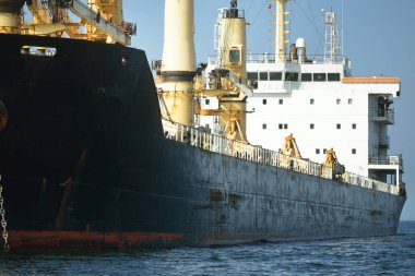 Cebelitarık Boğazı 'nda demirli büyük siyah yük vinci gemisi. Yattan bir manzara. Yaz Atlantik 'i İspanya ve Afrika' ya doğru gidiyor. Açık mavi gökyüzü