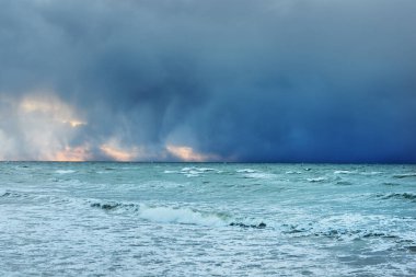 Baltık Denizi dramatik günbatımı altında fırtına üstüne bulut. Liepaja, Letonya. Dalgalar yakın çekim. Efsanevi bahar manzarası. Kasırga, fırtına, sert hava, meteoroloji, iklim değişikliği, doğal olaylar