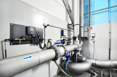 Endüstriyel şehir su arıtma kazan dairesinde büyük mavi tanklar. Geniş açı açısı