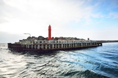 İskele giriş benine yakın çekim. Yelkenli teknenin manzarası. Dalgalar ve su sıçramaları. Kattegat, Anholt Adası, Danimarka. Seyahat yerleri, navigasyon, ulaşım teması