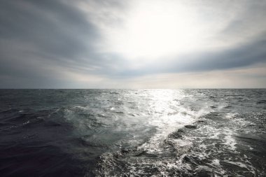 Fırtınadan önce açık Baltık Denizi 'nin üzerinde parlayan bulutlar. İsveç dramatik gökyüzü, destansı deniz manzarası. Yattan bir manzara. Zorlu bir havada yelken açmak