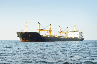 Cebelitarık Boğazı 'nda demirli büyük siyah yük vinci gemisi. Yattan bir manzara. Yaz Atlantik 'i İspanya ve Afrika' ya doğru gidiyor. Açık mavi gökyüzü