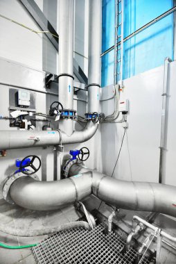 Endüstriyel şehir su arıtma kazan dairesinde büyük mavi tanklar. Geniş açı açısı