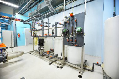 Ters osmoz su arıtma istasyonundaki su kalitesi kontrol ünitesi.