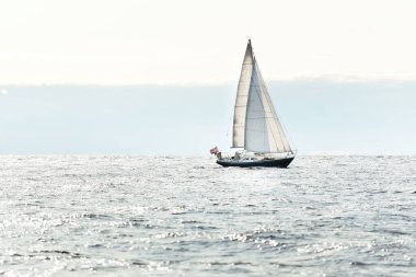 Açık bir Baltık Denizi 'nde, açık bir günde, yakın planda mavi yelkenli yelkenli yelkenli. Riga Körfezi, Letonya. Gezi, spor, eğlence, boş zaman aktiviteleri.