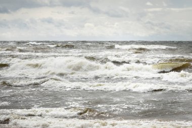 Fırtınadan sonra dramatik günbatımı bulutları altında Baltık Denizi. Dalgalar yakın çekim. - Letonya. Destansı deniz manzarası. Kasırga, fırtına, sert hava, meteoroloji, ekoloji, iklim değişikliği, doğal olaylar