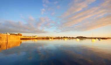 Yatlar ve tekneler Lorn Nehri 'ne demirlemiş. Panoramik hava manzarası. Yaz manzarası. Brittany, Fransa. Boş zaman aktivitesi, eğlence, spor, seyahat merkezleri, tatiller, turizm.