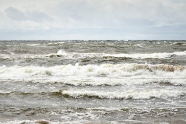 Fırtına sonrası karanlık dramatik bulutların altında Baltık Denizi. - Letonya. Destansı deniz manzarası. Kasırga, fırtına, sert hava, meteoroloji, ekoloji, iklim değişikliği, doğal olaylar