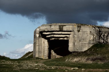 Brittany, Fransa 'daki Atlantik Duvarı' nın tahkimatlarından biri. Dramatik bulut manzarası. Seyahat yerleri, gezi yerleri, tarih, 2. Dünya Savaşı teması