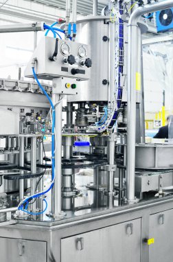 Maden içme suyu üretimi. Fabrikadaki nakliye hattı..