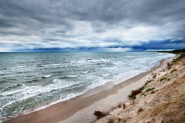Fırtına sonrası karanlık dramatik bulutların altında Baltık Denizi. - Letonya. Destansı deniz manzarası. Kasırga, fırtına, sert hava, meteoroloji, ekoloji, iklim değişikliği, doğal olaylar