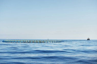 Açık bir Akdeniz 'de balık çiftliği, balıkçı teknesi (küçük gemi) yakın plan, İspanya. Gıda endüstrisi, geleneksel zanaat ve alternatif üretim, çevresel hasar ve koruma