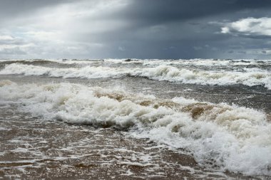 Fırtına sonrası karanlık dramatik bulutların altında Baltık Denizi. - Letonya. Destansı deniz manzarası. Kasırga, fırtına, sert hava, meteoroloji, ekoloji, iklim değişikliği, doğal olaylar