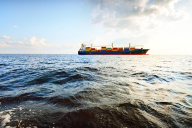 Açık ve yakın bir günde Europoort 'tan (Rotterdam, Hollanda) gelen büyük bir yük konteynırı gemisi. Küresel iletişim, lojistik, endüstri teması