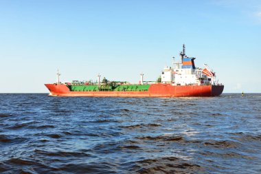 Geniş bir tanker (kargo gemisi) açık bir Baltık denizinde yüzüyor, yakın mesafede. Riga Körfezi, Letonya. Yük taşımacılığı, küresel iletişim, lojistik, çevresel hasar teması