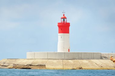 Bir Noel Deniz Feneri (Dique De La Navidad). Yelkenlinin yakın görüntüsü. Akdeniz, Cartagena, İspanya. Navigasyon, yelkencilik, seyahat, seyahat, ulusal dönüm noktaları
