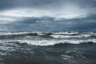 Fırtına sonrası karanlık dramatik bulutların altında Baltık Denizi. - Letonya. Destansı deniz manzarası. Kasırga, fırtına, sert hava, meteoroloji, ekoloji, iklim değişikliği, doğal olaylar