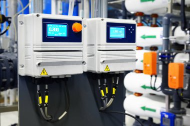 Endüstriyel su arıtma odasındaki su kalite kontrolünün kontrol ünitesi.