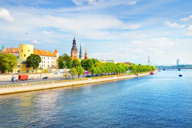 Riga eski kasabası ve Daugava nehri panoramik hava manzaralı. Arka planda köprüler ve televizyon kulesi. Letonya 'da yaz tatili. Ulusal dönüm noktası, kültür ve din, gezi teması