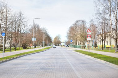 Şehir parkında boş bir cadde ve Sovyet döneminden kalma blok binalar. Koronavirüs (COVID-19) salgını yüzünden kimse yok. Polonya karantina bölgesi