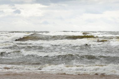 Fırtınadan sonra dramatik günbatımı bulutları altında Baltık Denizi. Dalgalar yakın çekim. - Letonya. Destansı deniz manzarası. Kasırga, fırtına, sert hava, meteoroloji, ekoloji, iklim değişikliği, doğal olaylar