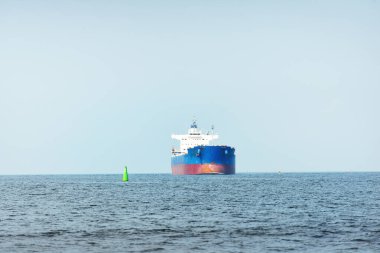 Baltık Denizi 'nden Letonya' nın Riga limanına giden büyük mavi yük gemisi (gemi). Yattan bir manzara. Genel kargo. Küresel iletişim, lojistik, endüstri, nakliye