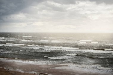 Fırtınadan sonra dramatik günbatımı bulutları altında Baltık Denizi. Dalgalar yakın çekim. - Letonya. Destansı deniz manzarası. Kasırga, fırtına, sert hava, meteoroloji, ekoloji, iklim değişikliği, doğal olaylar