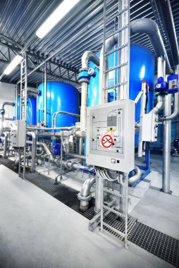 Endüstriyel şehir su arıtma kazan dairesinde büyük mavi tanklar. Geniş açı açısı