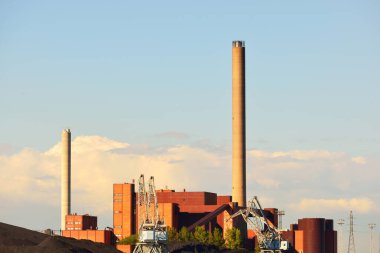 Helsinki, Finlandiya 'daki fabrika ve kargo terminali. Sanayi, yakıt ve enerji üretimi, enerji, küresel iletişim, lojistik, çevresel hasar kavramları
