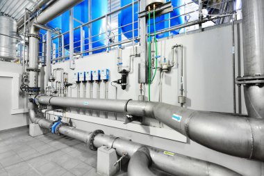 Endüstriyel şehir su arıtma kazan dairesinde büyük mavi tanklar. Geniş açı açısı