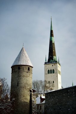 Kale kulesine yakın çekim ve St. Olaf Kilisesi kulesi. Kar fırtınasından sonra Tallinn 'in eski kasabası. Panoramik şehir manzarası. Estonya 'da Noel tatili. Ulusal dönüm noktası, seyahat rehberi, gezi rehberi.