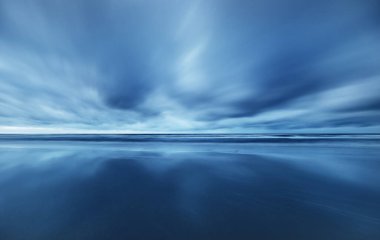 Kışın Kuzey Denizi 'nin yukarısında fırtına bulutları, uzun pozlama. Dramatik gökyüzü, dalgalar ve su sıçramaları. Koyu deniz manzarası. Hollanda