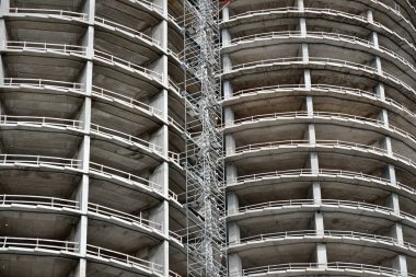 Modern gökdelen yapım aşamasında, yakın plan. Riga, Letonya. Soyut kalıp, konsept görüntü. Gayrimenkul geliştirme, ekonomik büyüme ve düşüş, çevresel hasar teması