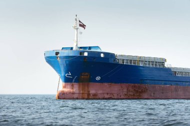 Cebelitarık Boğazı 'nda demirli büyük mavi bir kargo gemisi. Yat manzaralı, yakın plan. Yaz Atlantik 'i İspanya ve Afrika' ya doğru gidiyor. Yük taşımacılığı, lojistik, küresel iletişim teması