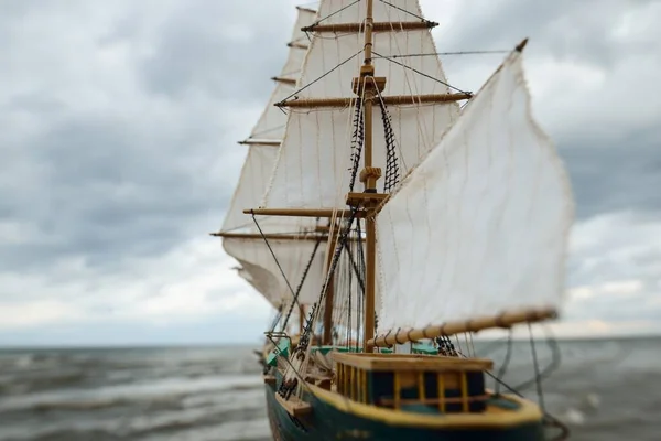 Antiquário Modelo Escala Madeira Navio Alto Clipper Close Céu Dramático — Fotografia de Stock